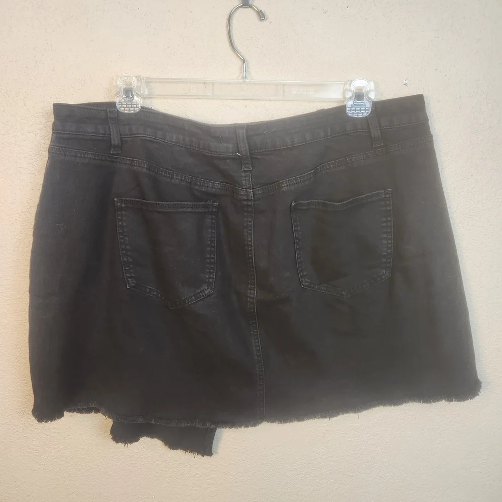 ARULA Black Denim Asymmetrical Hem Mini Skirt 18/20 NWT (6056)